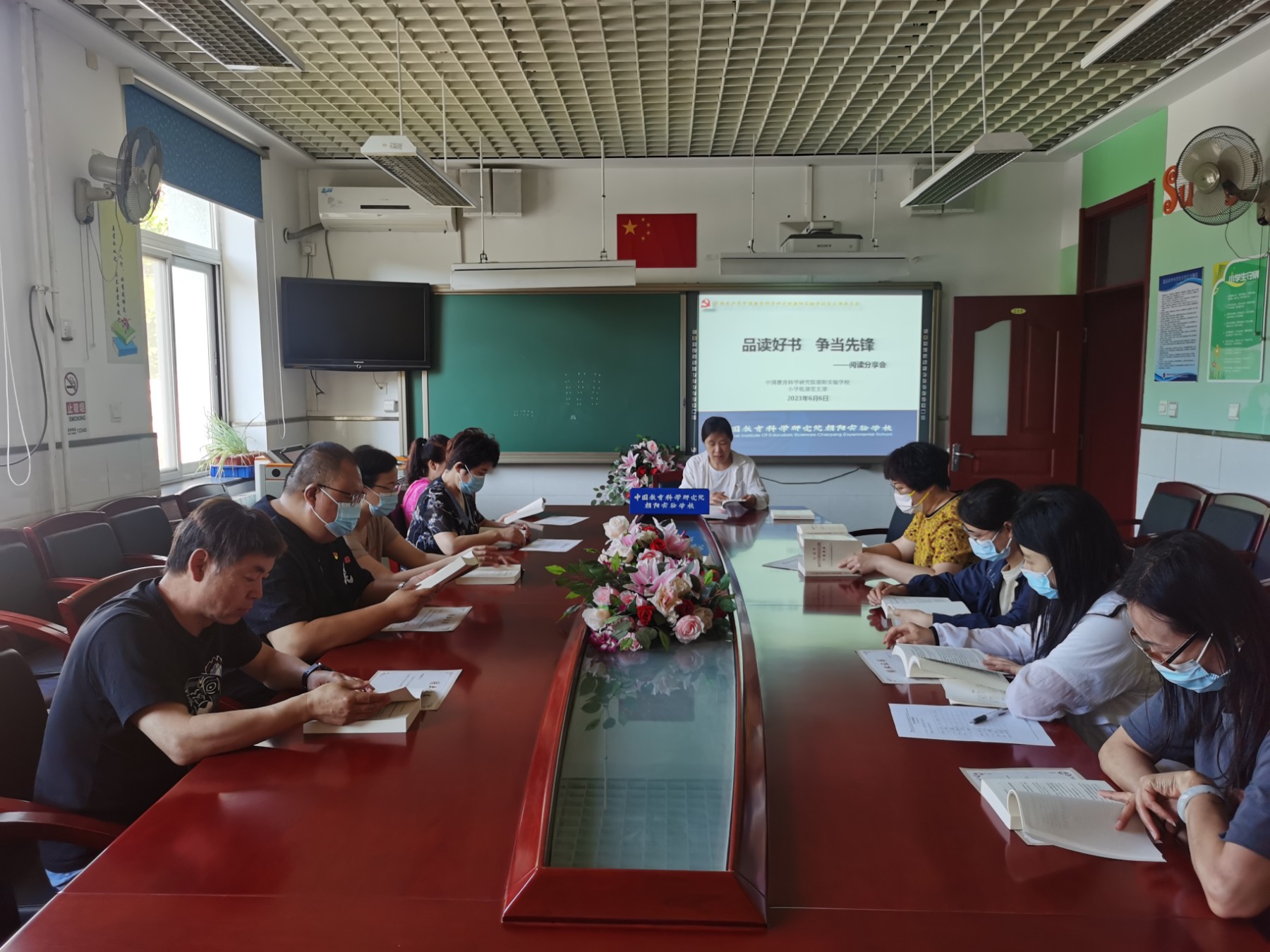 1.小学低部党支部书记王丽带领全体党员教师阅读学习.jpg